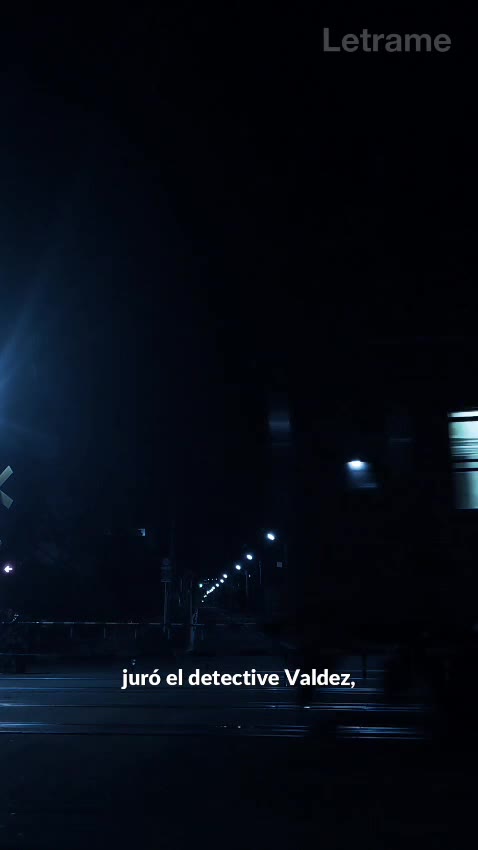 Calle oscura con luces lejanas