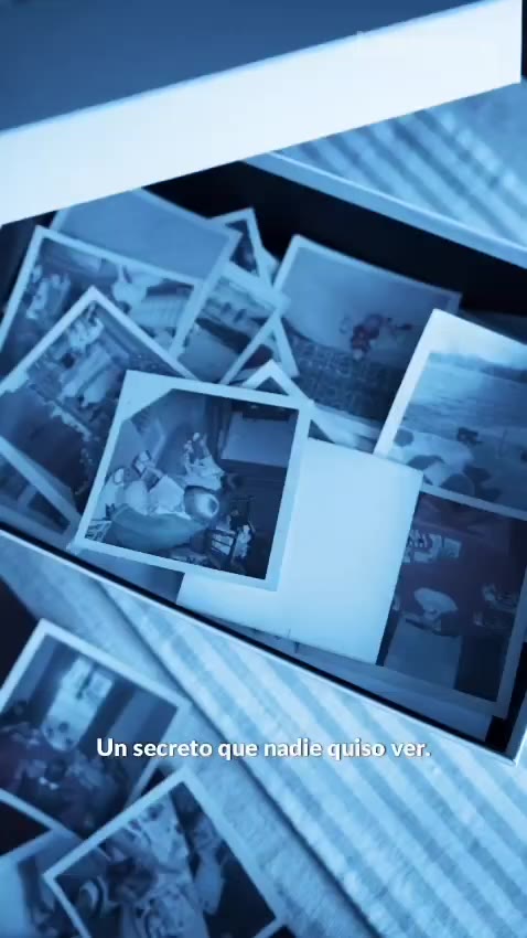 Fotografías antiguas apiladas en un cajón de archivo